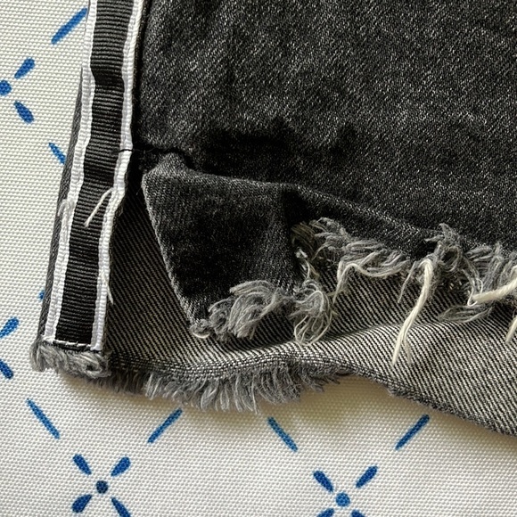 🏷️ 2/$20 Abercrombie & Fitch Black Denim Shorts with Side Stripe - Picture 6 of 6